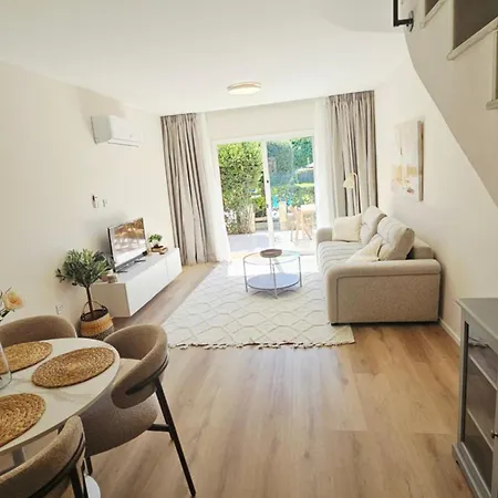 H&o Iris Blue Escape Apartment