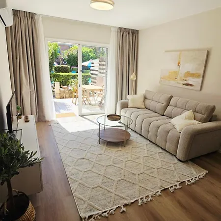 Apartment H&o Iris Blue Escape *