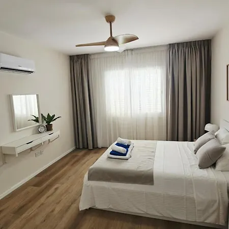 Apartment H&o Iris Blue Escape